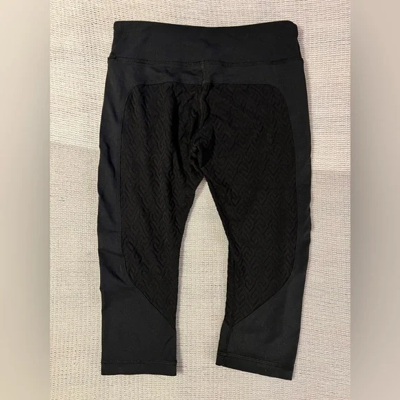 Trina Turk Capri Workout Leggings. Size XS - Picture 3 of 4